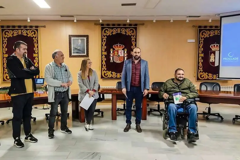Representantes del colectivo, junto al alcalde y el edil de Biesnestar Social