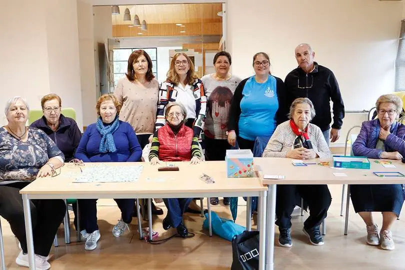 Algunas de las personas que toman parte en la actividad, junto a monitora, presidenta de APEN y trabajadora de Servicios Sociales