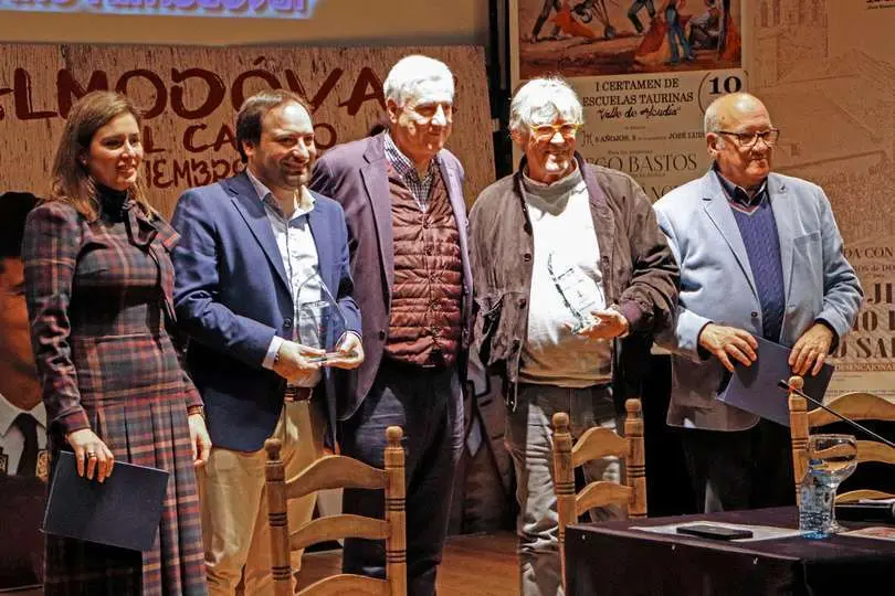 Entrega de recuerdos, en presencia del alcalde