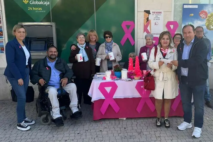 Jos&eacute; Antonio Garc&iacute;a, alcalde en funciones, entregando el donativo consistorial a la presidenta Ana Valderas