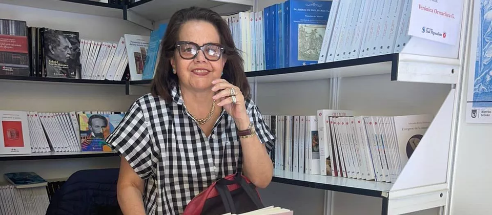 La laureada escritora boliviana Ver&oacute;nica Ormachea galardonada con el Premio Internacional del Libro Latino, de Estados Unidos