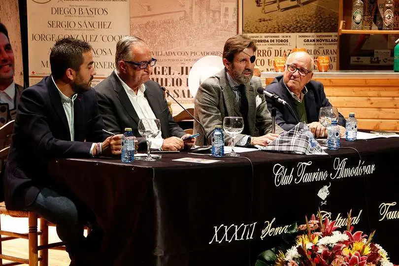 Roberto Donoso, Roberto G&oacute;mez, Juan Jos&eacute; Padilla y Carmelo Garc&iacute;a, en la mesa de oradores