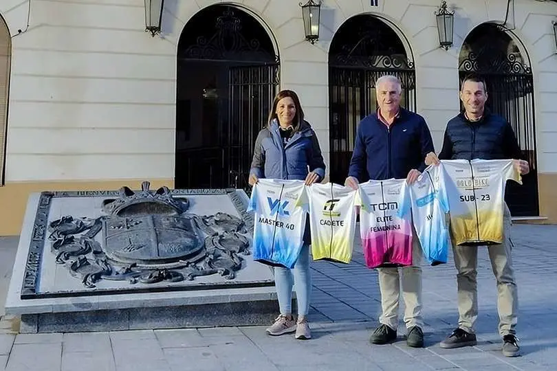 El alcalde y los representantes del equipo ciclista, mostrando los maillots m&aacute;s destacados