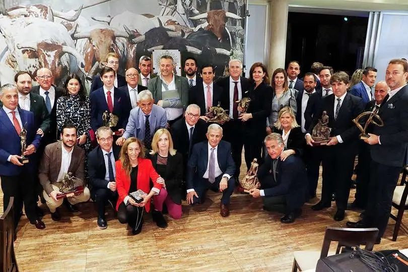 Foto de familia de premiados, autoridades, patrocinadores y directiva del Club Taurino _Almod&oacute;var_