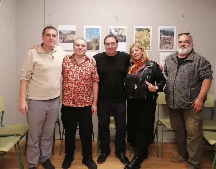 David Pr&iacute;ncipe Licini (catedr&aacute;tico de dibujo), Jos&eacute; Antonio Garc&iacute;a Palaz&oacute;n (escritor), Diego Vadillo L&oacute;pez (autor de la muestra), Montserrat Iglesias G&oacute;mez (fil&oacute;loga y dinamizadora cultural) y &Oacute;scar Ruiz Rebollo (ge&oacute;logo y docente)