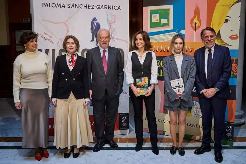 Cristina Villanueva, periodista y presentadora; Marta Rivera de la Cruz, delegada del &Aacute;rea de Gobierno de Cultura, Turismo y Deporte del Ayuntamiento de Madrid; Santiago Mu&ntilde;oz Machado, director de la RAE; Paloma S&aacute;nchez-Garnica, ganadora del Premio Planeta 2024; Beatriz Serrano, finalista del premio Planeta 2024; y Jos&eacute; Creuheras, presidente de Grupo Planeta y Atresmedia