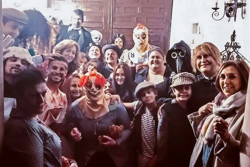 Participantes caracterizados y colaboradores, en el vest&iacute;bulo de 'El Orfanato'