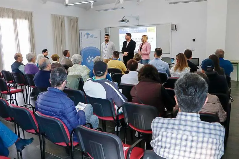 La convocatoria ha transcurrido en la sala de actividades del Mercado