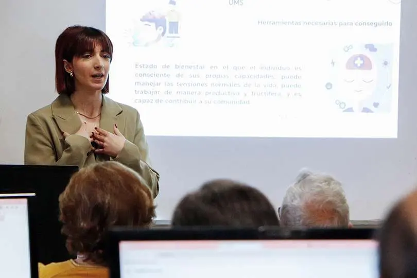 La psic&oacute;loga, en un momento de su exposici&oacute;n