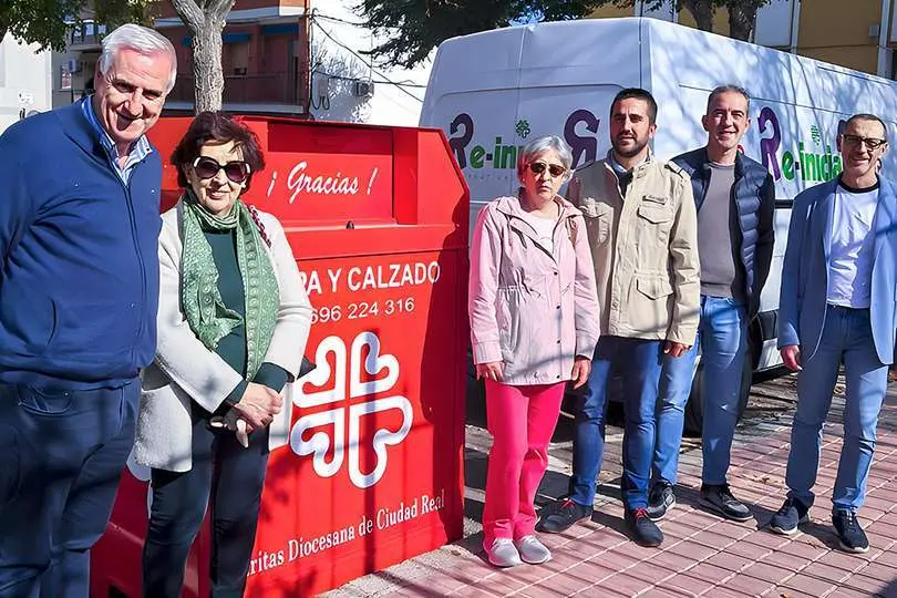Mun&iacute;cipes, representantes de Car&iacute;tas Almod&oacute;var, de la Parroquia y de la empresa de inserci&oacute;n social