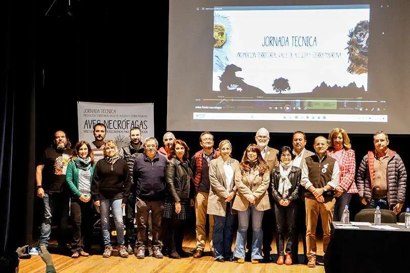 Foto de familia de ponentes, organizadores y autoridades, tras el acto de apertura