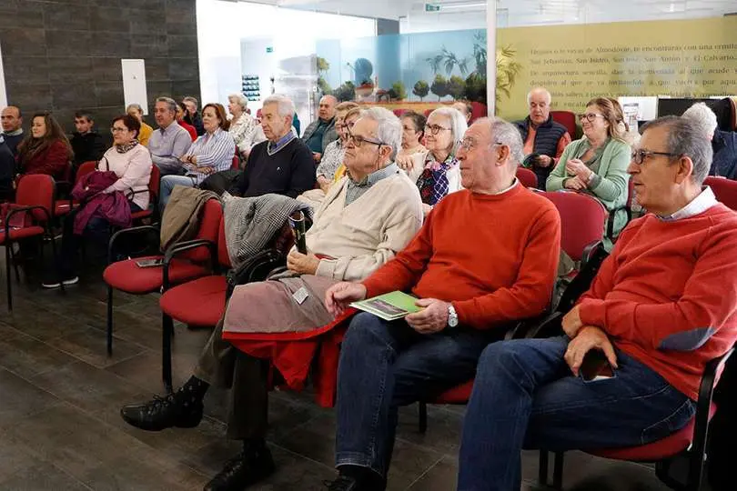 P&uacute;blico participante en la sesi&oacute;n celebrada esta ma&ntilde;ana en el Mercado Municipal