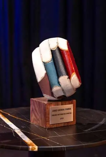 El Premio Antonio de Sancha 2024, obra original de la escultora Alicia Mart&iacute;n
