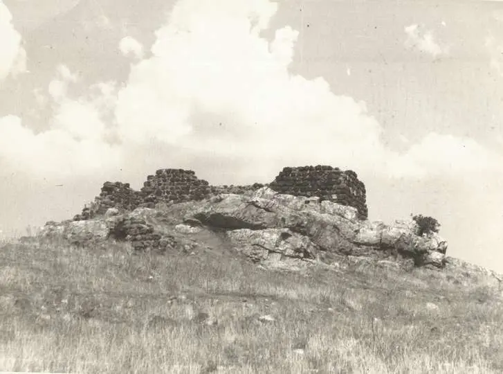 'El Castillete' de la pedan&iacute;a del Villar de Puertollano. (Foto de 1976). Las piedras (color obscuro) de la construcci&oacute;n medieval son bas&aacute;lticas de origen volc&aacute;nico.