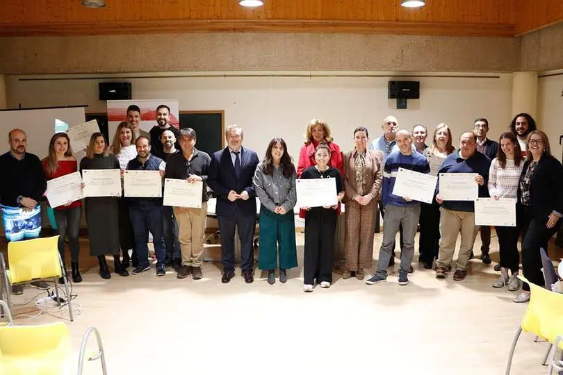 Foto de familia al t&eacute;rmino del acto, con los diplomas que fueron entregados