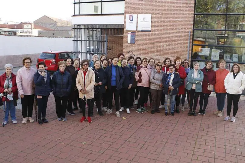 Personas que se sumaban a la marcha del 25N, junto al Centro de la Mujer antes de partir