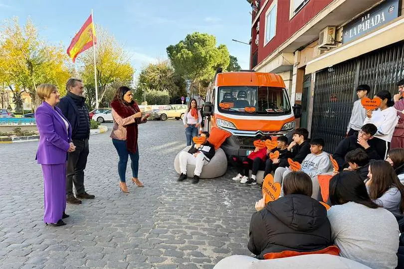 Los responsables institucionales se dirigen a los j&oacute;venes