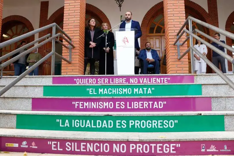 Al fondo, el alcalde, dirigi&eacute;ndose a las personas asistentes
