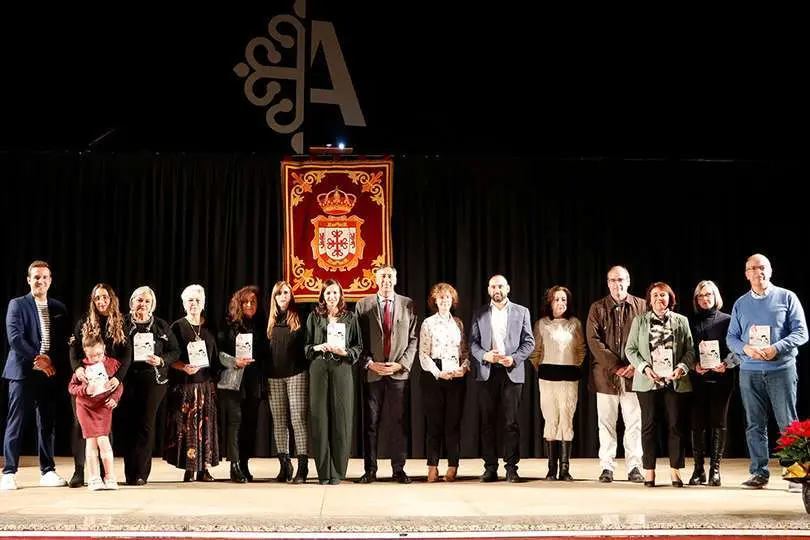 Foto de familia con premiados e intervinientes durante el acto