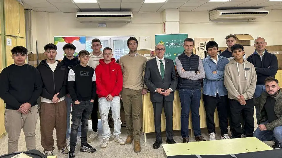 El presidente de la Fundaci&oacute;n Globalcaja y el director del Centro Puertobosco, con alumnado del_Easy-Resize.com