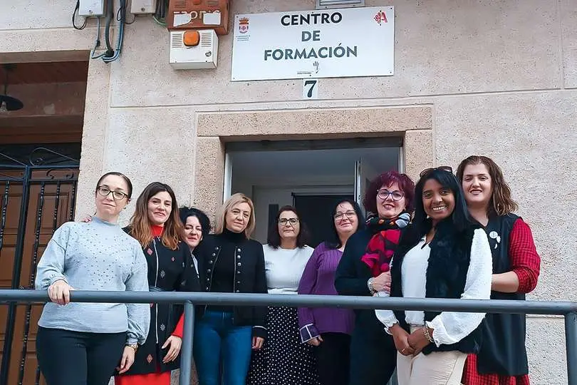 Posado a las puertas del Centro de Formaci&oacute;n del Consistorio rabanero