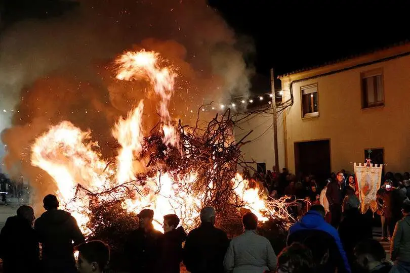 La primera de las candelarias del ciclo ardi&oacute; anoche en hornor a santa B&aacute;rbara
