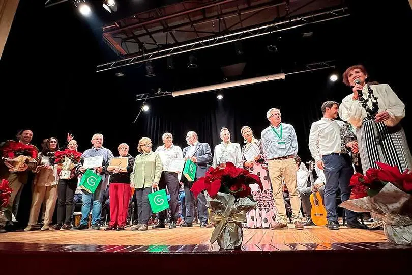 Representantes de los grupos participantes, en el saludo final desde el escenario