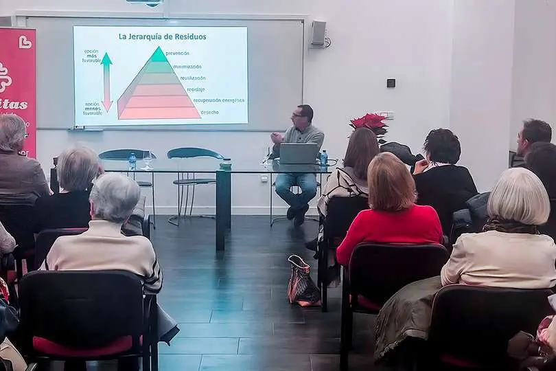 Jos&eacute; Luis Rubio, al fondo durante su exposici&oacute;n de ayer tarde