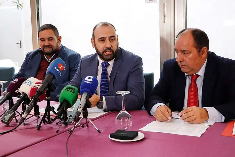 Ruiz Valle, acompa&ntilde;ado por Sergio Gij&oacute;n y Jos&eacute; Antonio Garc&iacute;a