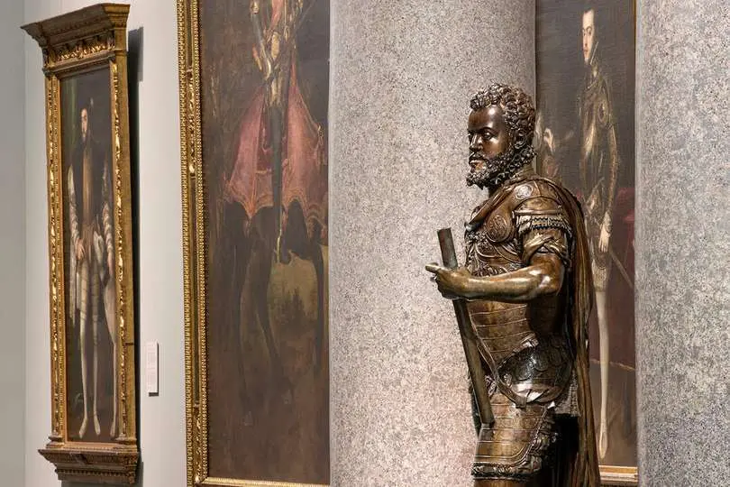 Escultura de Felipe II en la Galer&iacute;a Central