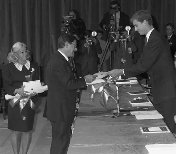 Jos&eacute; &Aacute;ngel Valente recibiendo el "Premio Pr&iacute;ncipe de Asturias de las Letras, 1988", de manos de, a la saz&oacute;n, Pr&iacute;ncipe Felipe