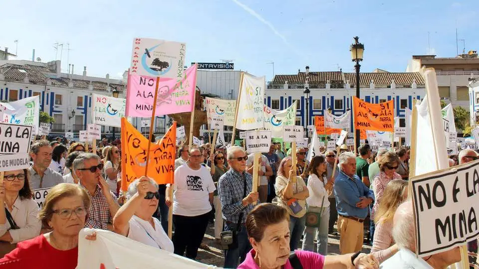 Manifestaci&oacute;n contra la miner&iacute;a de tierras raras en Valdepe&ntilde;as