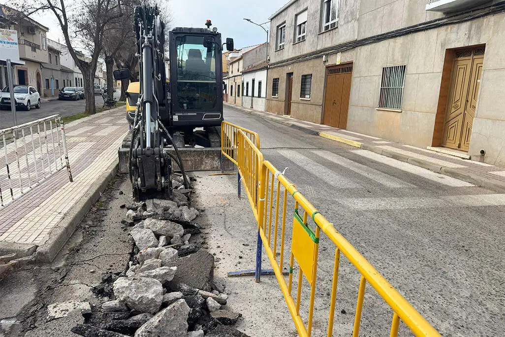 Ejecutando zanja de actuaci&oacute;n en un tramo de la calle Mayor