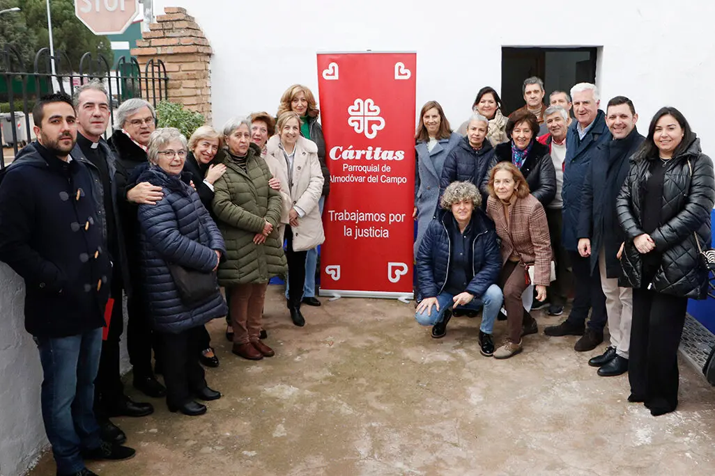 Integrantes de C&aacute;ritas Parroquial, junto a representantes a nivel diocesano y de Puertollano, junto a autoriades locales, a las puertas de la flamante sede