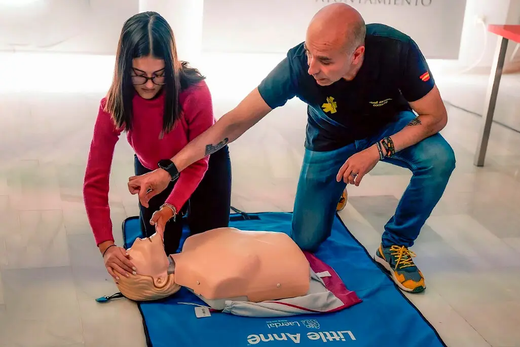 Lendrino Villanueva, dando instrucciones a una participante