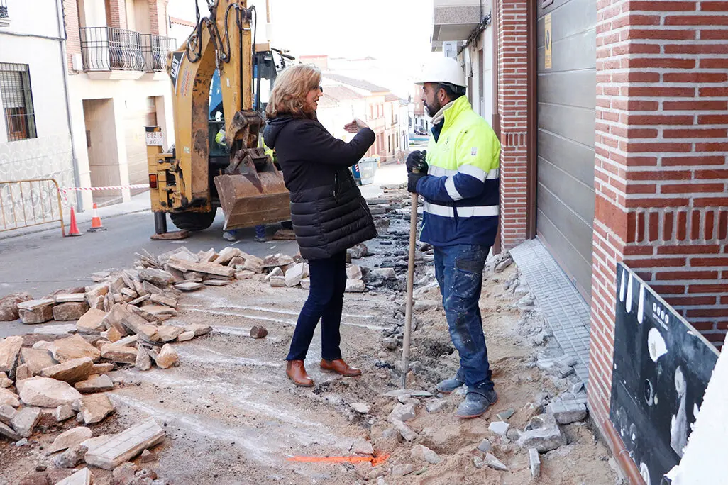 La edil Carmen Santos, hablando con un operario a pide de las obras