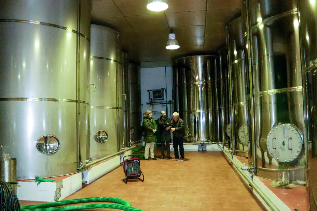 Nave que aglutina los grandes tanques de almacenaje de aceite de oliva