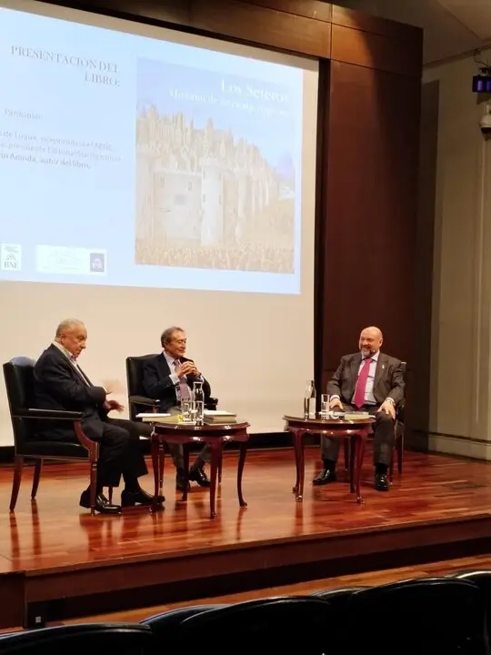 De izquierda a derecha, Jos&eacute; Manuel Delgado de Luque, vicepresidente de la Fundaci&oacute;n de Amigos de la Biblioteca Nacional; el autor, Jos&eacute; Luis Mar&iacute;n Aranda y Basilio Rodr&iacute;guez Ca&ntilde;ada, presidente del Grupo Editorial Sial Pigmali&oacute;n