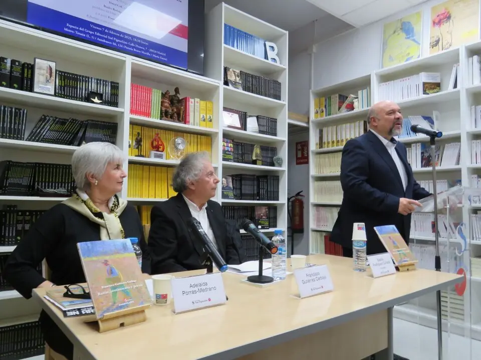 Adelaida Porras; Francisco Guti&eacute;rrez Carbajo y de pie ,Basilio Rodr&iacute;guez Ca&ntilde;ada, presidente del Grupo Editorial Sial Pigmali&oacute;n