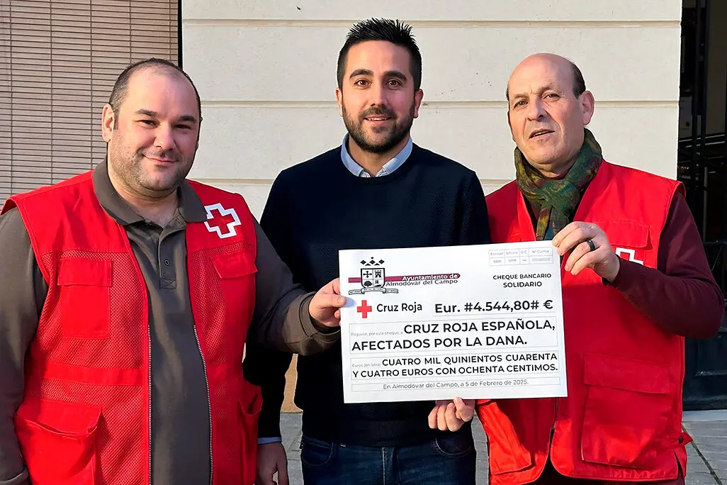 Javier Mart&iacute;n, Roberto Donoso y Paco Real muestran el cheque con lo obtenido