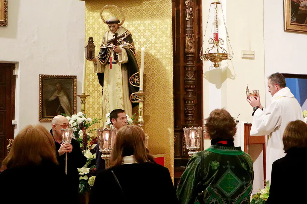 El p&aacute;rroco, girando la reliquia mandibular hacia la talla del santo en la iglesia de la Virgen del Carmen