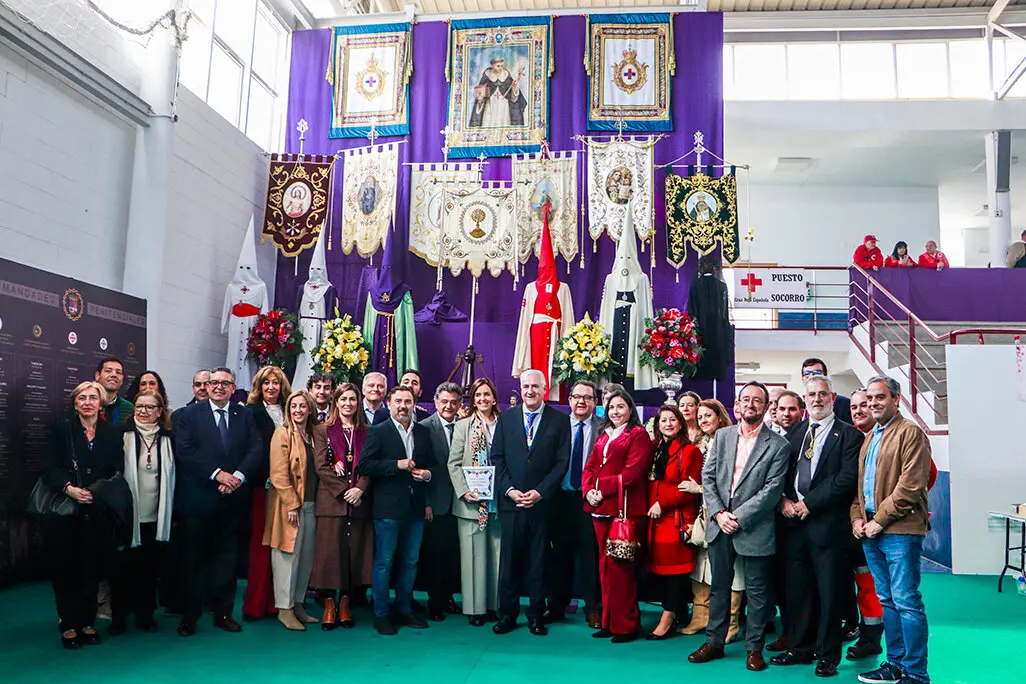 Autoridades, representantes de hermandades y resto de invitados, junto al gran altar alusivo a Almod&oacute;var del Campo