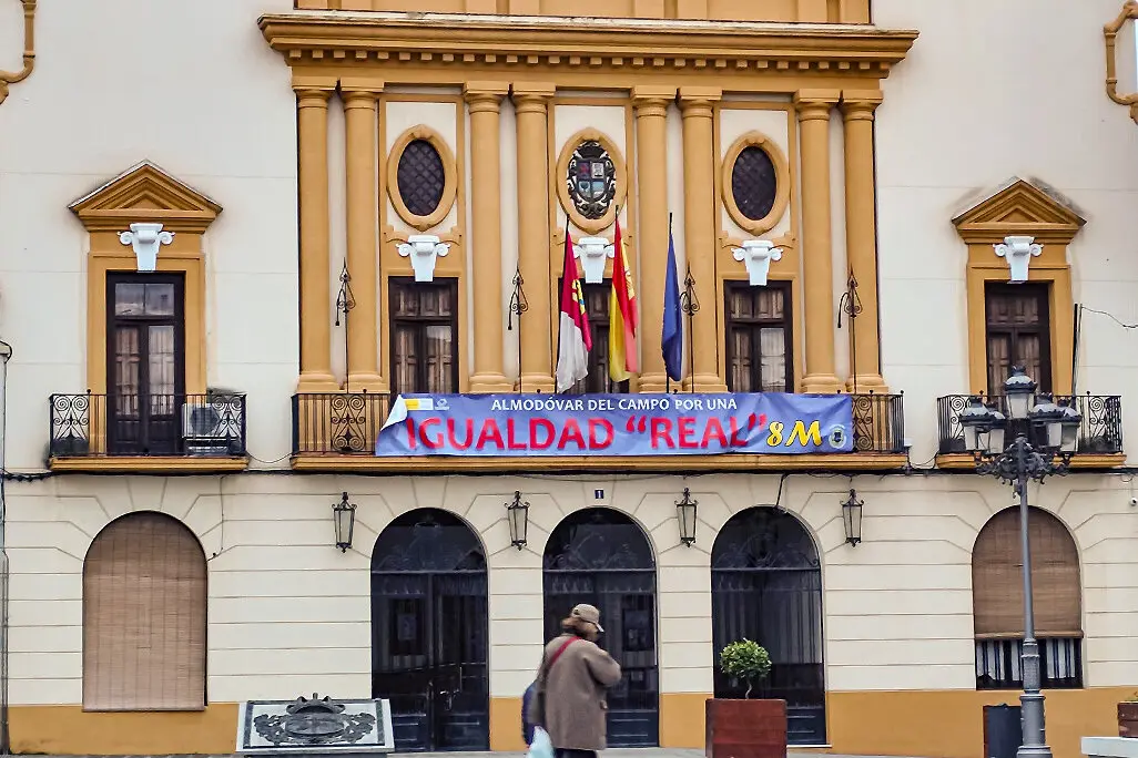 Pancarta reivindicativa que luce desde el lunes en la fachada del ayuntamiento