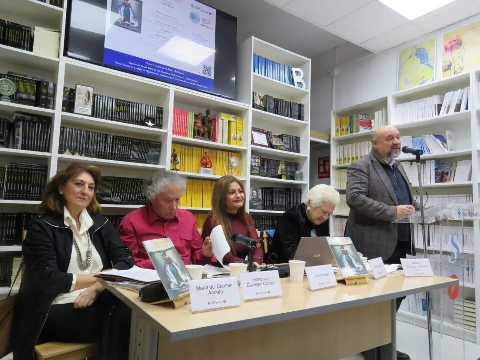 Mar&iacute;a del Carmen Aranda; Francisco Guti&eacute;rrez Carbajo; Julieta Deossa; Gloria Nistal y de pie ,Basilio Rodr&iacute;guez Ca&ntilde;ada
