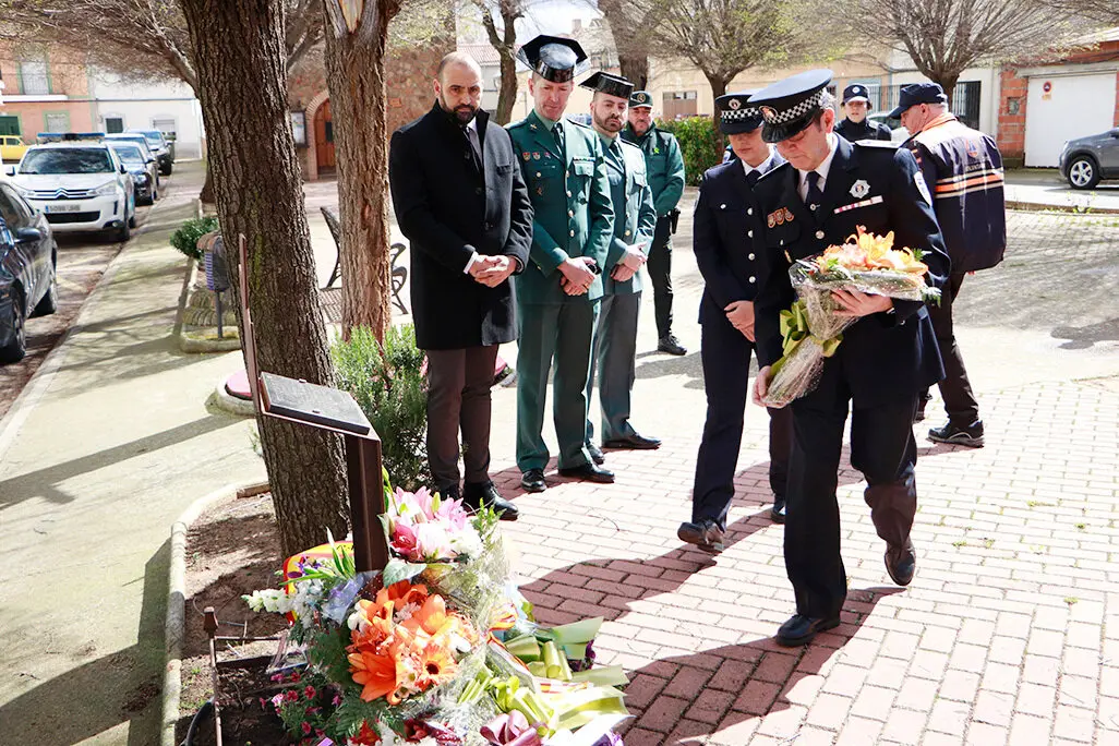 Agentes de la Polic&iacute;a Local, participando en la ofrenda floral