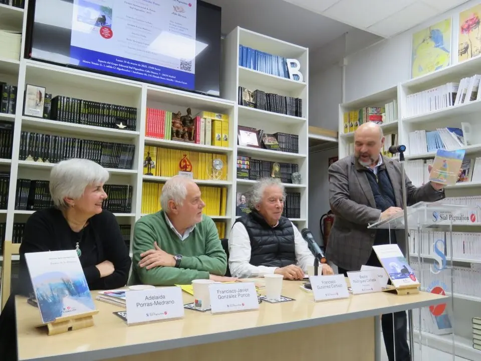 Adelaida Porras; Francisco Javier Gonz&aacute;lez Ponce ; Francisco Guti&eacute;rrez Carbajo y de pie ,Basilio Rodr&iacute;guez Ca&ntilde;ada, presidente del Grupo Editorial Sial Pigmali&oacute;n