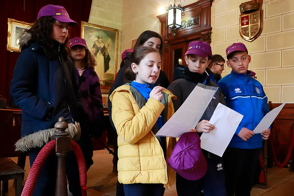 En primera fila, escolares que han le&iacute;do el texto