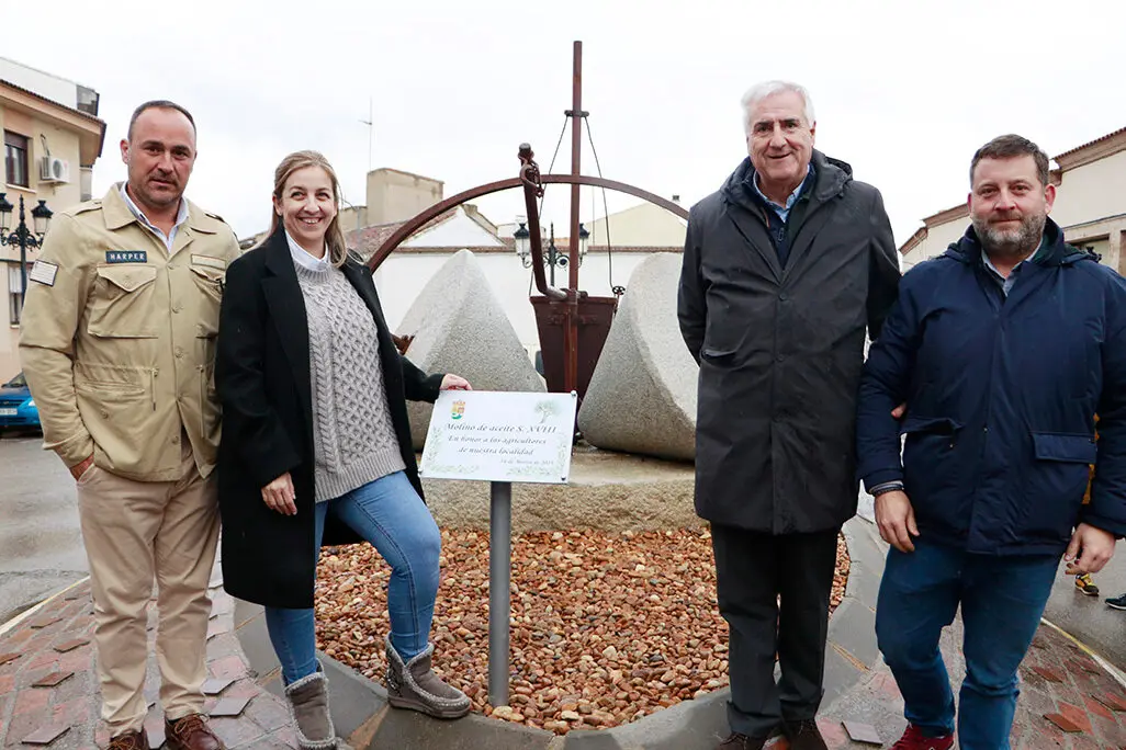 Responsables de Cooperativa COVICAR y del Ayuntamiento, ante el nuevo conjunto homenaje a los agricultores