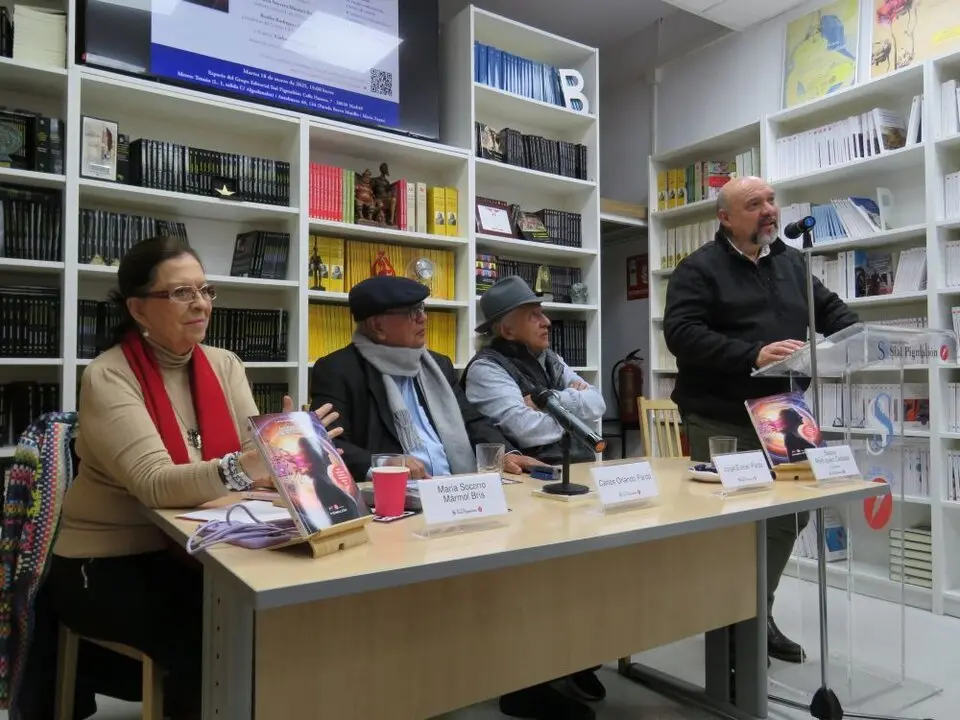 Mar&iacute;a Socorro M&aacute;rmol Br&iacute;s; Carlos Orlando Pardo; Jorge Eli&eacute;cer Pardo, y de pie, Basilio Rodr&iacute;guez Ca&ntilde;ada