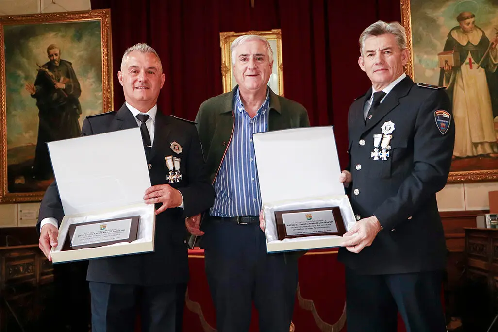 Guillermo Risco y Patricio Garc&iacute;a-Minguill&aacute;n, junto al alcalde, mostrando las placas conmemorativas que recibieron